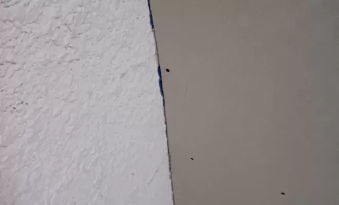 Coupe de la plaque contre le mur, finition soignée 